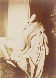 お風呂の後、背中を乾かす女